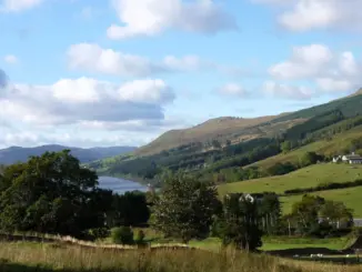 Paesaggio rurale sul Loch Tay con colline, boschi e fattorie nei dintorni di Culdees