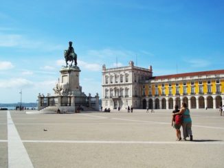 scambio alla pari a Lisbona, viaggiare con lentezza, slow travel, lisbona, piazza,