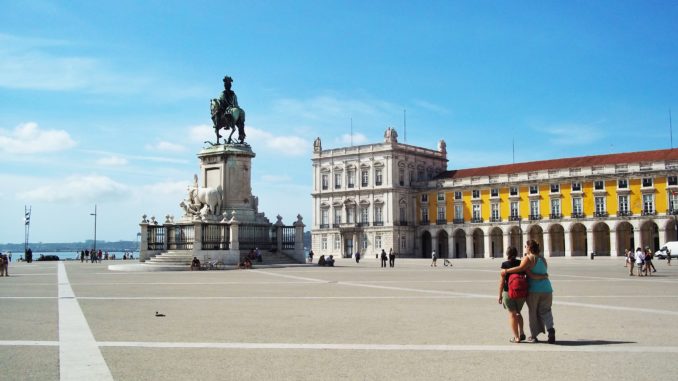 scambio alla pari a Lisbona, viaggiare con lentezza, slow travel, lisbona, piazza,