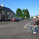 Simon Dabbicco aka Simone Dabbicco in bicicletta lungo una strada di Mogeely, vicino a Cork in Irlanda