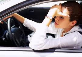 donna bloccata nel traffico, stress, automobile, guida, attesa