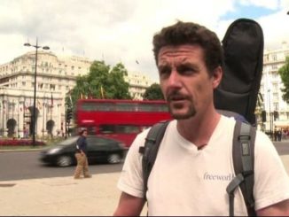 Colin R. Turner a Londra con zaino e custodia della chitarra durante il viaggio del 2013