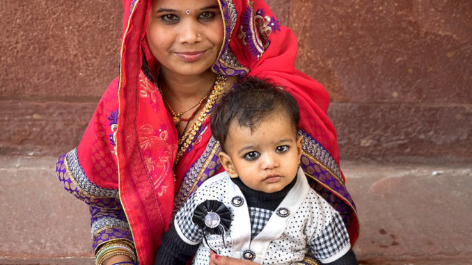 India, Agra, bambino e madre, foto di viaggio, reportage