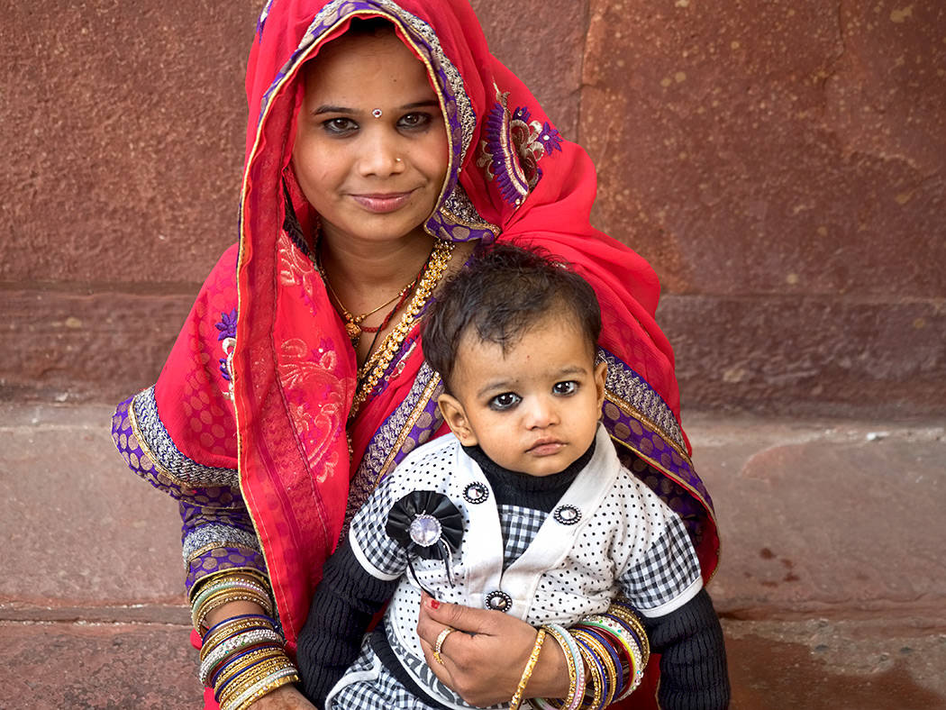 India-Agra-Fort-mother-and-child