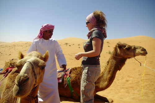 mein-lieblingsbild-mit-zwei-kamelen-und-einem-omani–500×332