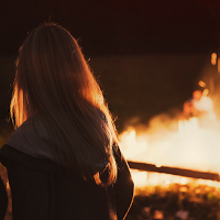Ragazza che osserva il fuoco – Foto di Pexels/Pixabay