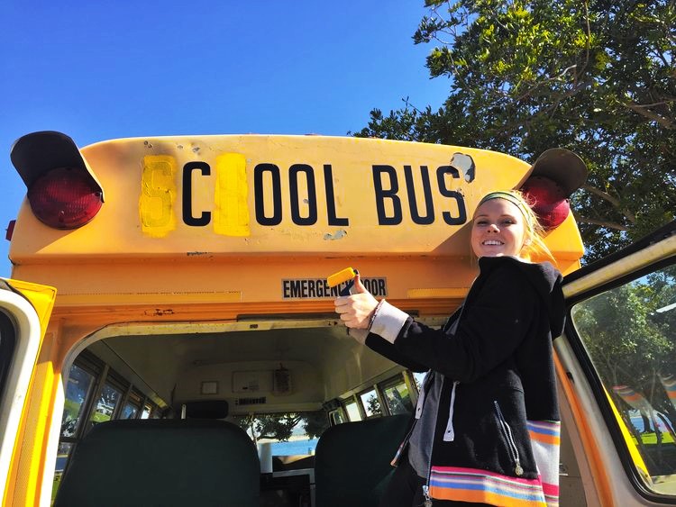 Viaggio in uno scuolabus promuovendo l’arte nel mondo