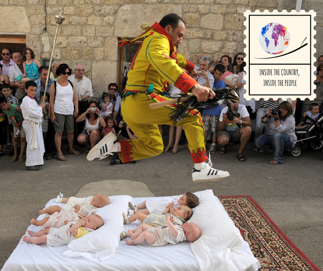 El Colacho: il salto del bebè in Spagna