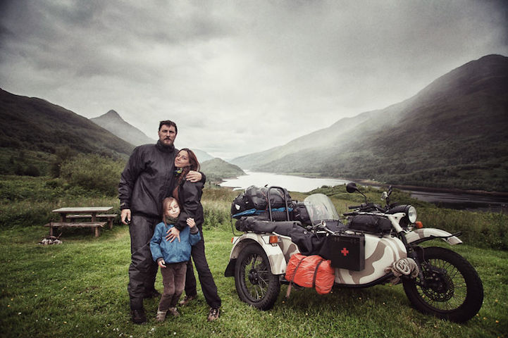 Una coppia educa il proprio figlio avventurandosi per 4 mesi in moto attraverso 41 paesi europei.