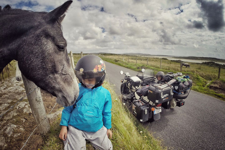 Una coppia educa il proprio figlio avventurandosi per 4 mesi in moto attraverso 41 paesi europei.
