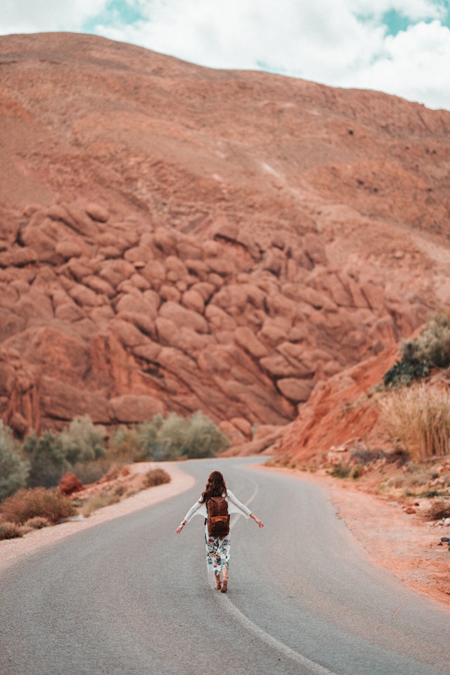 Nomadismo – foto di una viaggiatrice e di un canyon