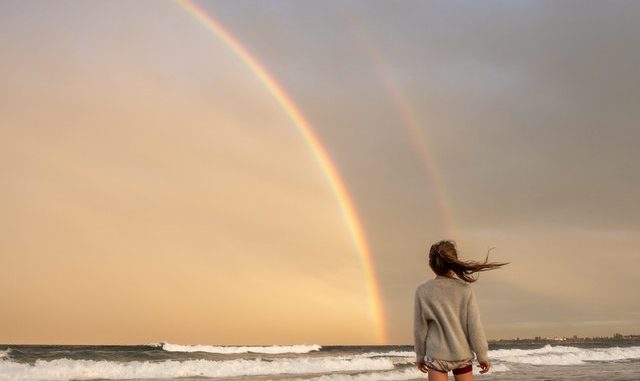 viaggiare a lungo termine, arcobaleno, viaggiatrice, spiaggia, mare