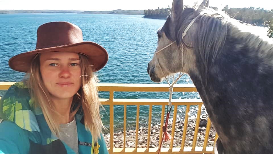 Viaggiare per il mondo a cavallo: l’avventura di Grace e Currito (foto)