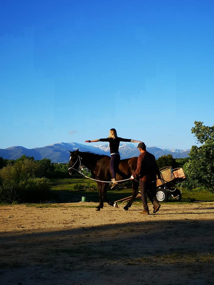Viaggiare per il mondo a cavallo: l’avventura di Grace e Currito (foto)