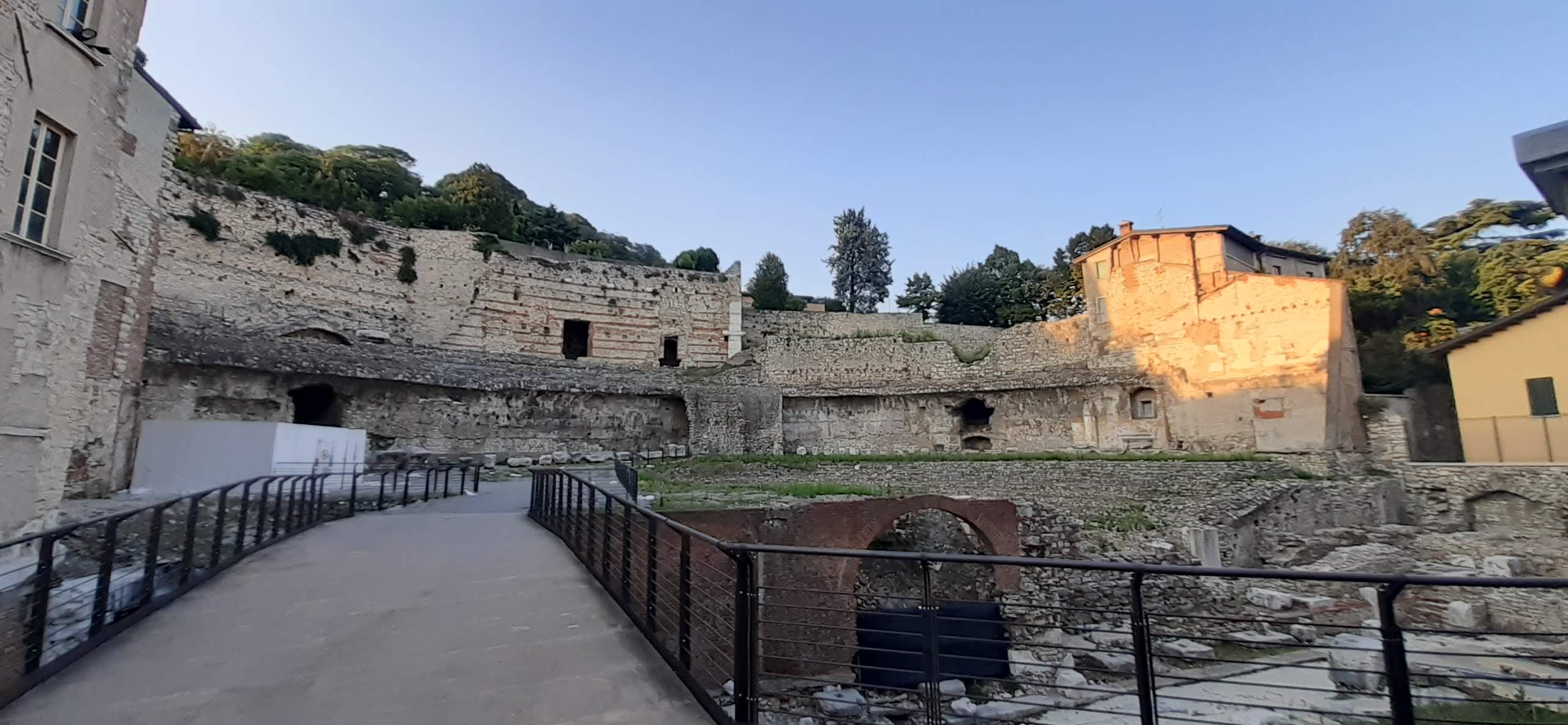 resti del Teatro Romano
