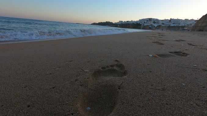 orme, spiaggia, sabbia, Michele Bosio, tramonto, cammino, mollare tutto, viaggiare, slow travel, viaggiare con lentezza