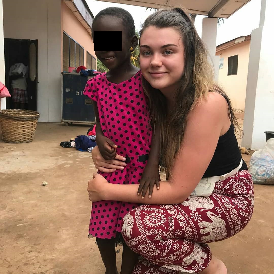 Una giovane ragazza volontaria in Ghana – foto di SFLIG