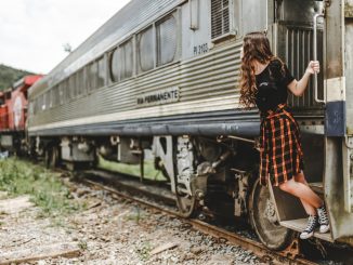 Viaggiare in treno, ragazza, viaggiatrice, slow travel, lentezza, europe on track