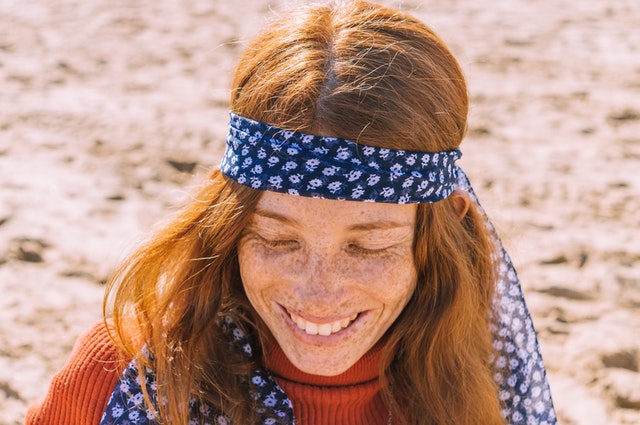 Ragazza hippy felice – foto