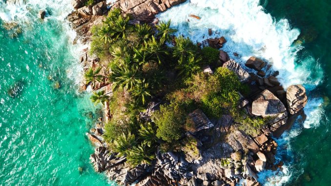 moyenne island, seychelles, vivere su un isola, brendon grimshaw