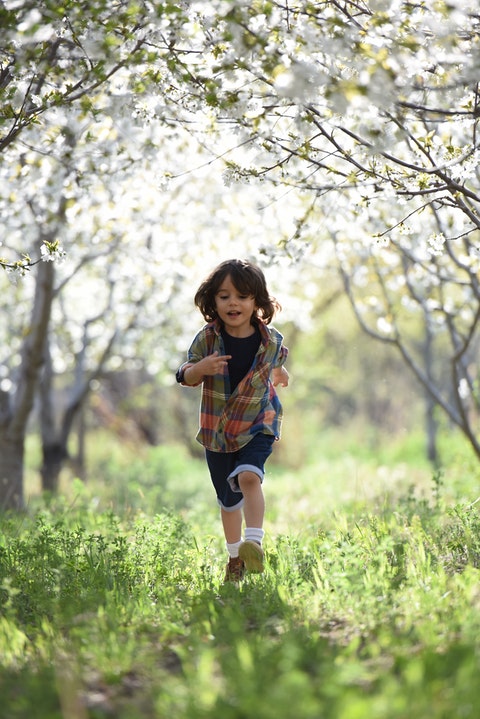 Bambino che corre – Foto di Jonas Mohamadi