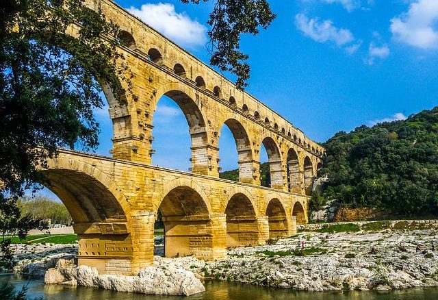 rovine antiche, resti romani, acquedotto romano, francia