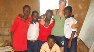 Ghana, progetti di volontariato, beneficenza, comunità di volontari, giovane volontaria, bambini africani