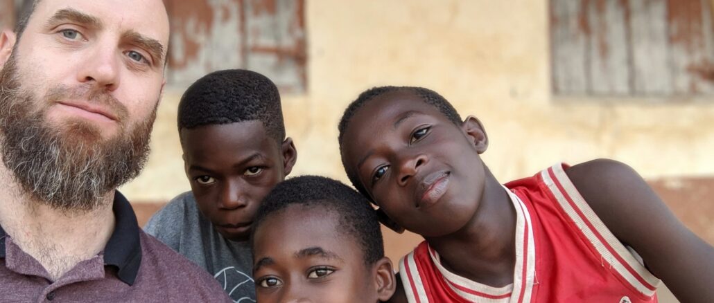 giovane volontario, bambini del Ghana