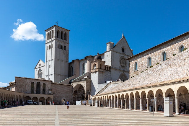 Assisi, Umbria – foto di Roberto Canaglia (pexels)