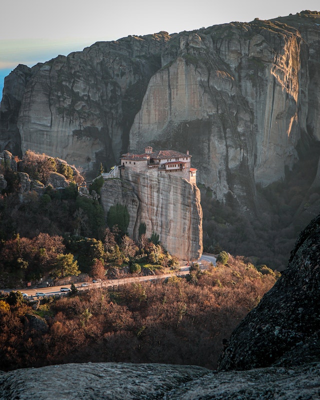 Monastero di Roussanou, Meteora, Grecia – Foto di Fotis Kyriakos (Pexels)