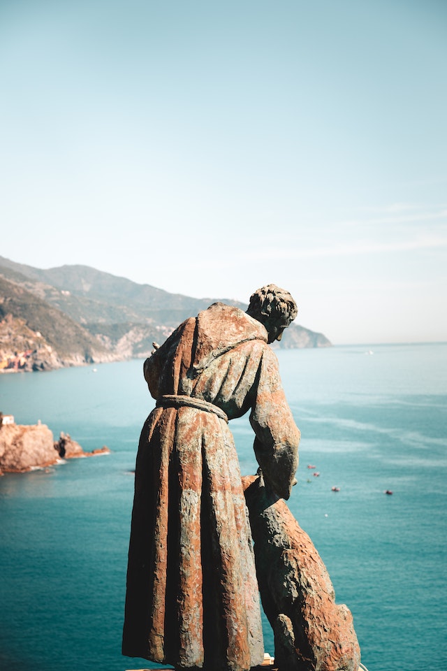 Una statua di San francesco d’Assisi in Liguria – foto di Ryan Klaus
