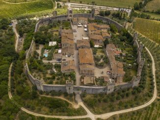 Monteriggioni, drone, ripresa, vista dall'alto, borgo medievale, mura, borghi