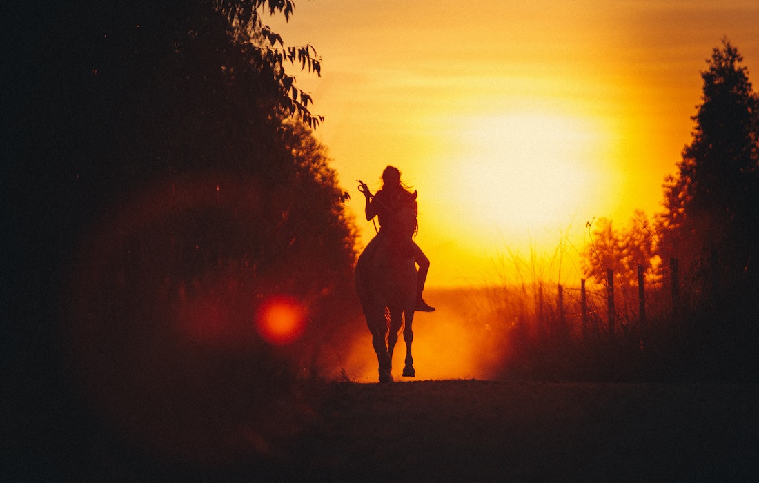 Viaggiatrice a cavallo – Foto di Helena Lopez (Pexels)