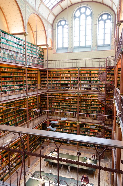 La biblioteca Cuypers all’interno del Rijksmuseum, ad Amsterdam – foto di Andrys Stienstra – via pixabay