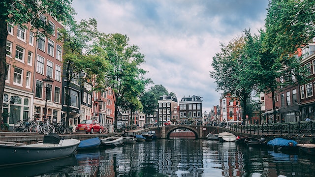 Canali di Amsterdam – foto di Chait Goli – via pexels