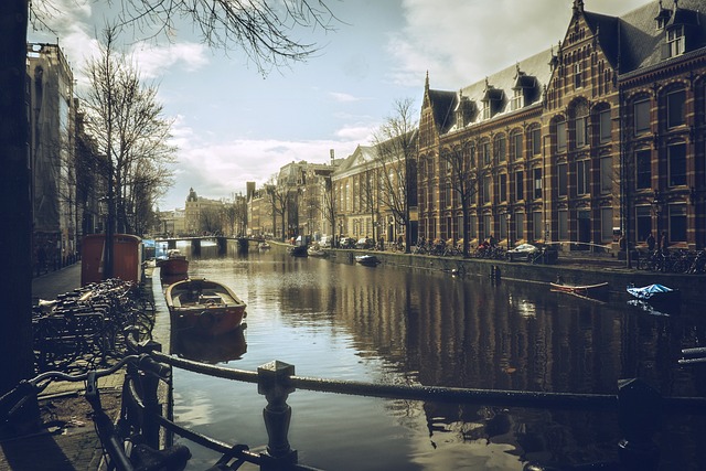 Canali di Amsterdam – foto di Ofoto Ray – via pixabay