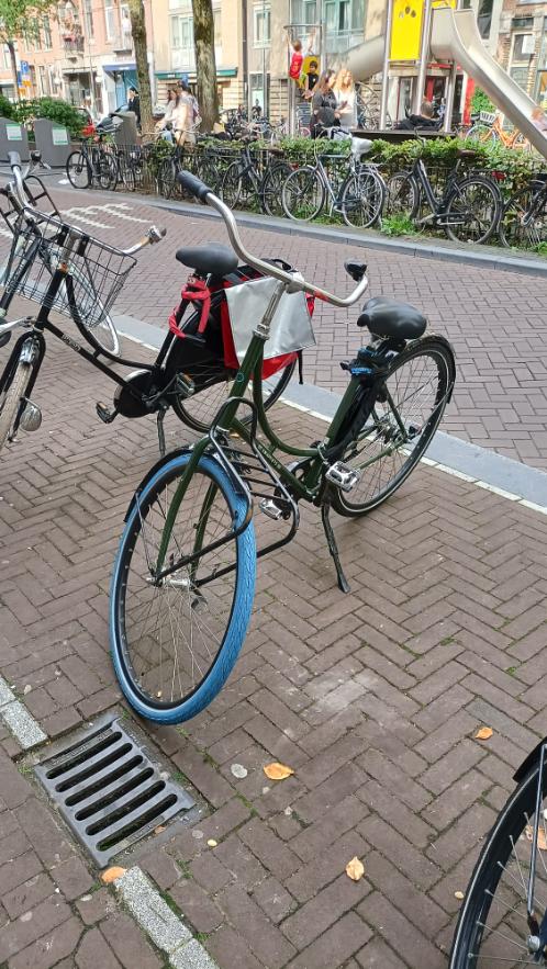 Una bicicletta con la ruota davanti Blu – Swapfiets – 2