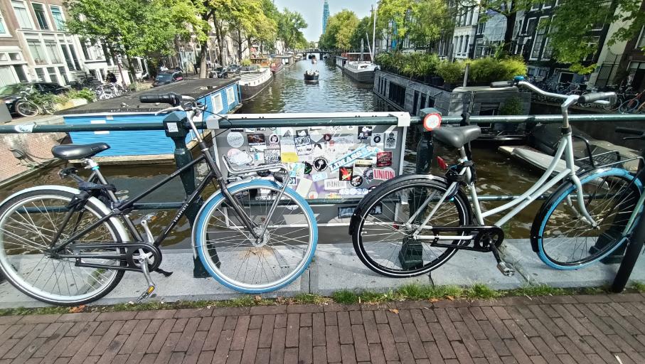Una bicicletta con la ruota davanti Blu – Swapfiets