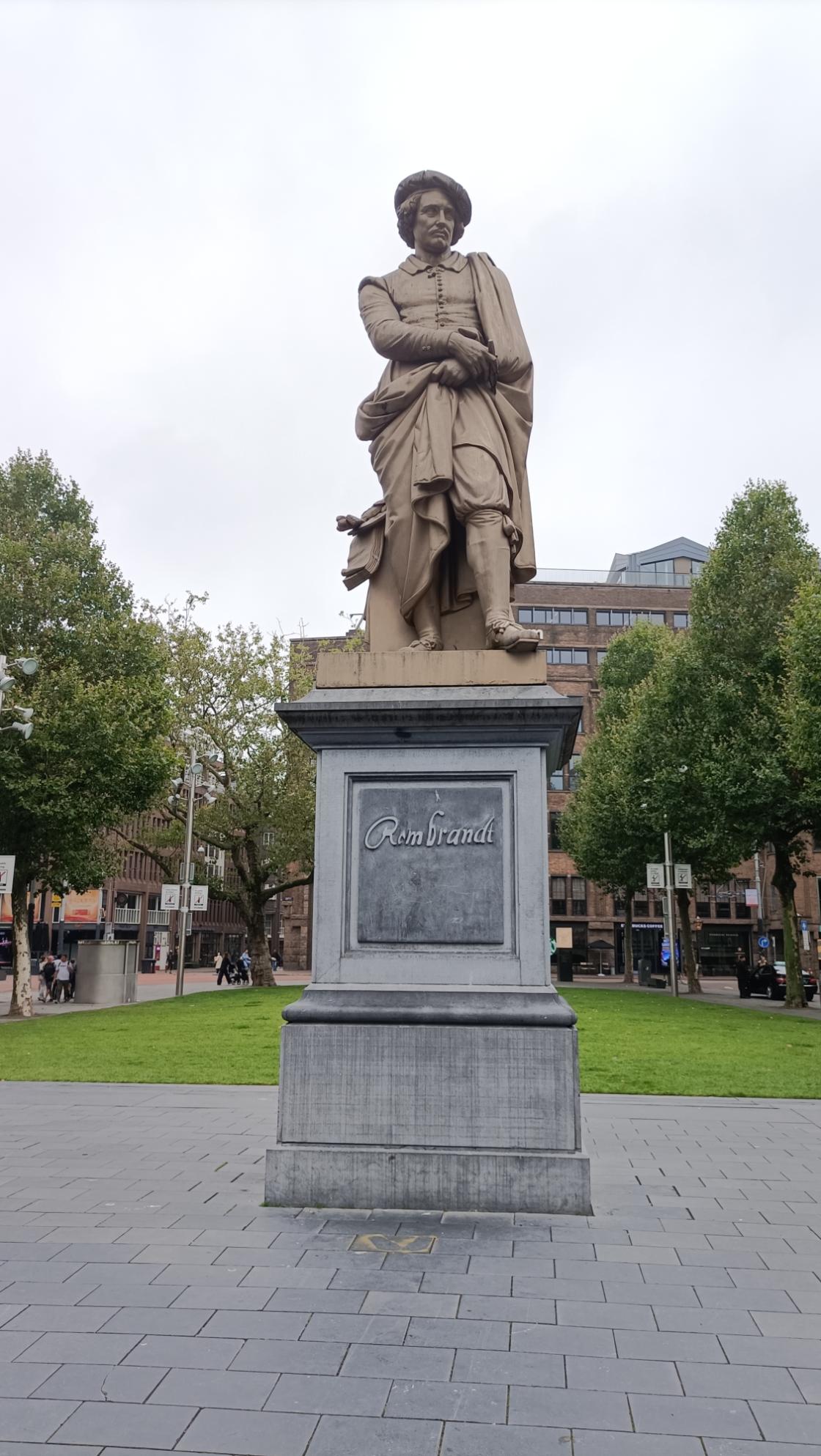 Una statua del pittore Rembrandt ad Amsterdam – foto @VCL