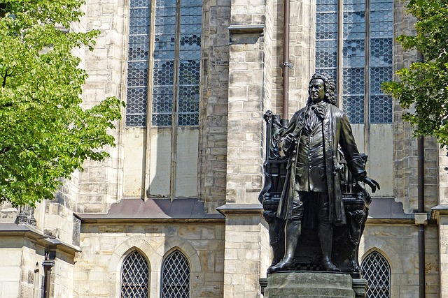 Statua di Bach a Lipsia di fronte all’entra della chiesa di Saint Thomas – Foto di Wolfgang Claussen (pixabay)
