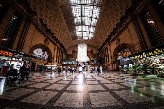 Stazione del treno di Leipzig – Lipsia con lentezza – foto di James Jeremy Beckers (pexels)