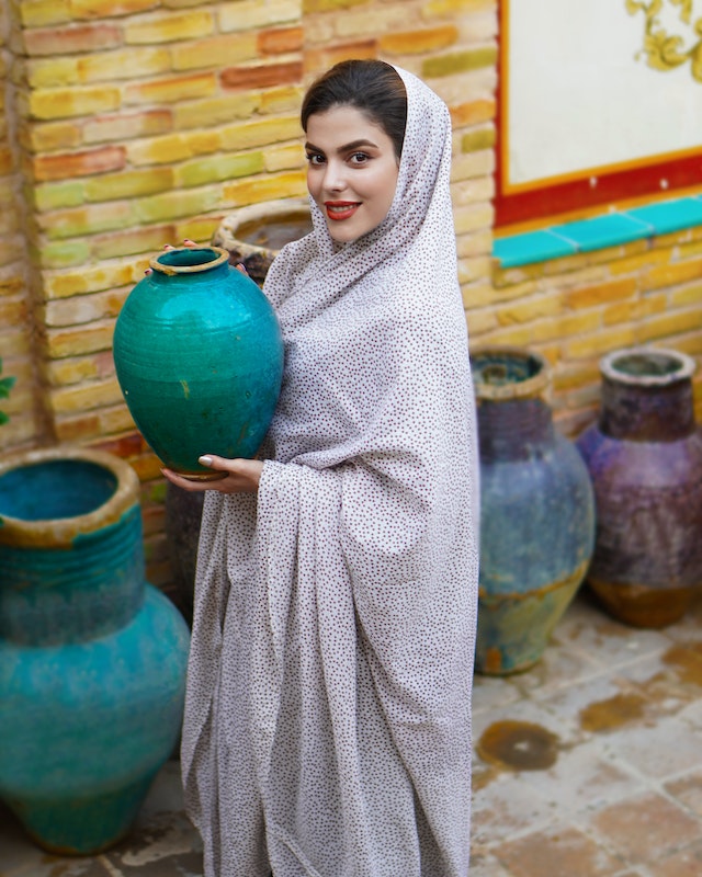 Un esempio di Hijab Chador, foto di Ali Karimiboroujeni via Pexels
