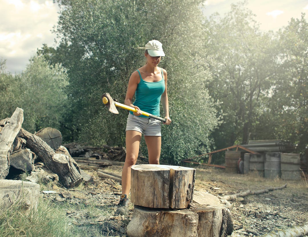 Spaccare la legna: meglio usare la motosega o l’ascia?