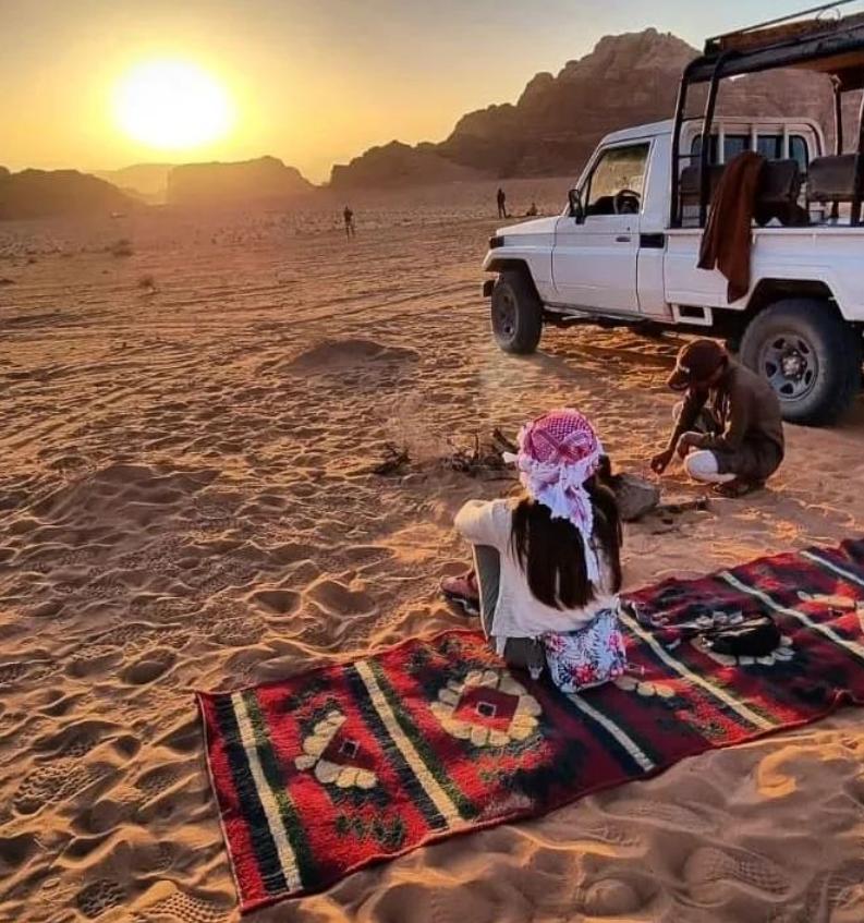 Scambio di ospitalità nel Wadi Rum, nomadi digitali, deserto, cammelli, sabbia, Giordania, vitto e alloggio