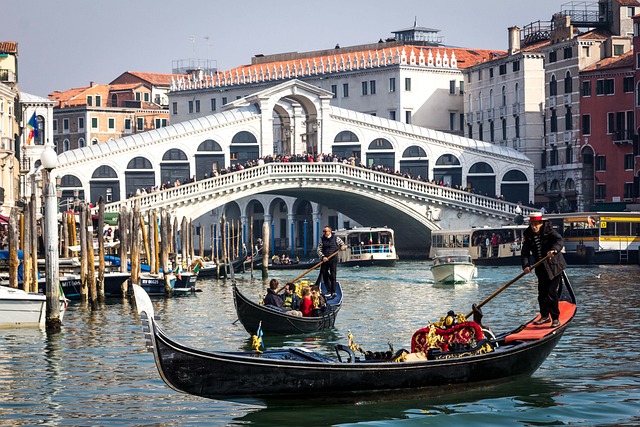 ponte, Venezia, gondole, barche, taxi, slow travel, viaggiare con lentezza