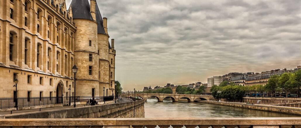 La Conciergerie e un ponte sulla Senna sotto il cielo azzurro