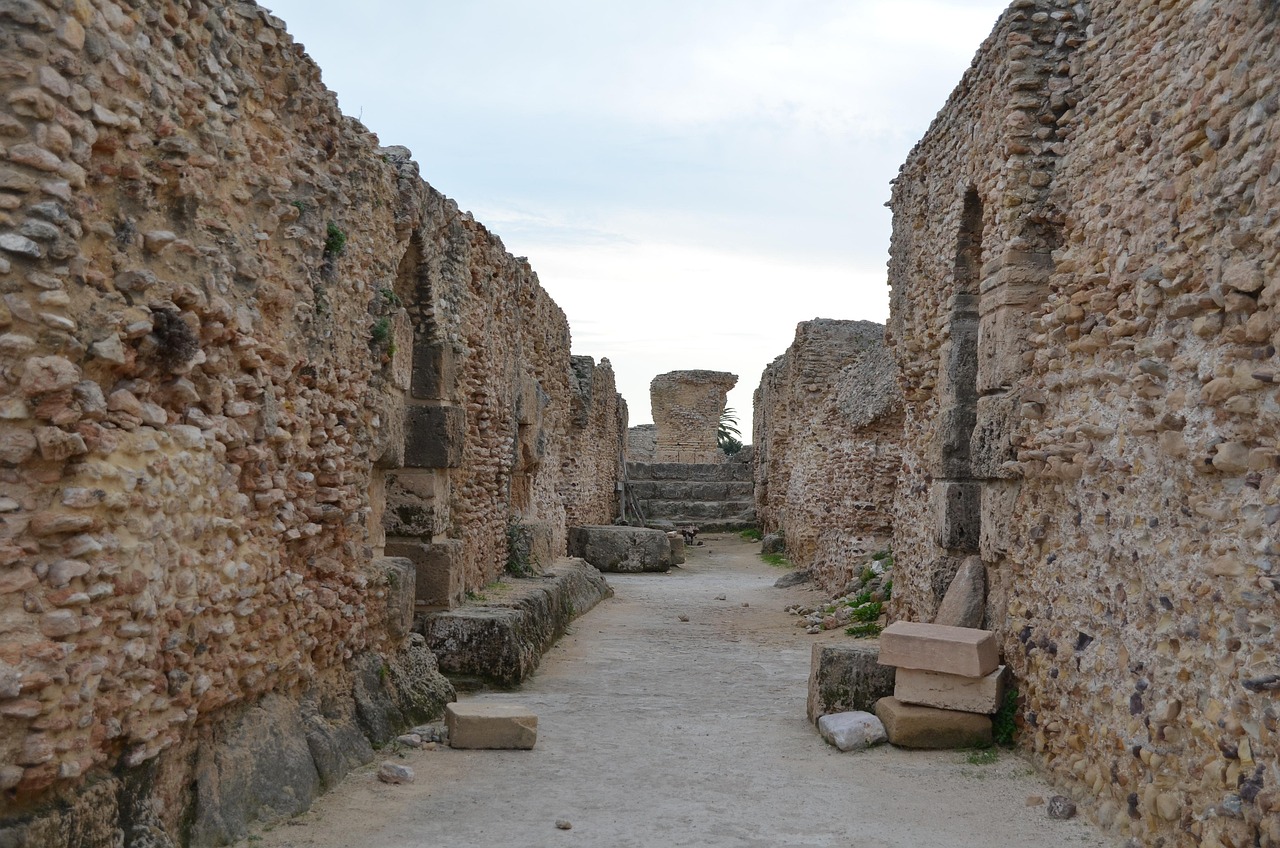 Passaggio tra muri e rovine romane in pietra nel sito archeologico di Cartagine, in Tunisia
