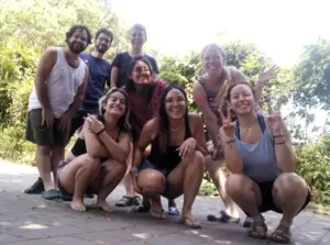 Volontari e ospiti di Casa Codibugnolo insieme nel giardino della casa vicino a Ivrea