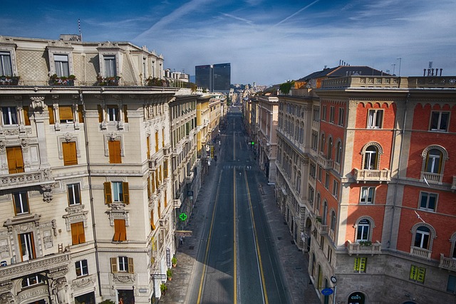 Veduta dall’alto di una strada nel centro di Genova tra palazzi storici e tetti della città