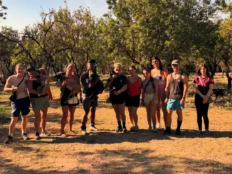 Gruppo di volontari con alcuni cani all’aperto all’Hopeland Dog Sanctuary